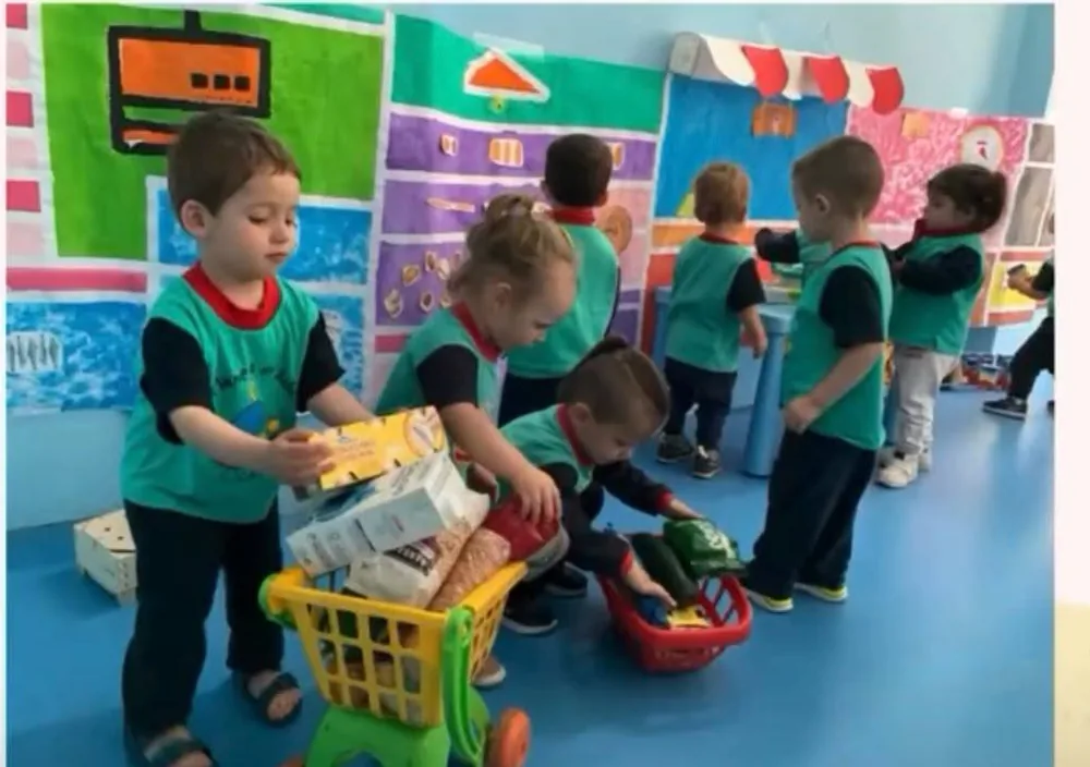 Juego simbólico: los niños hacen la compra en el supermercado del aula